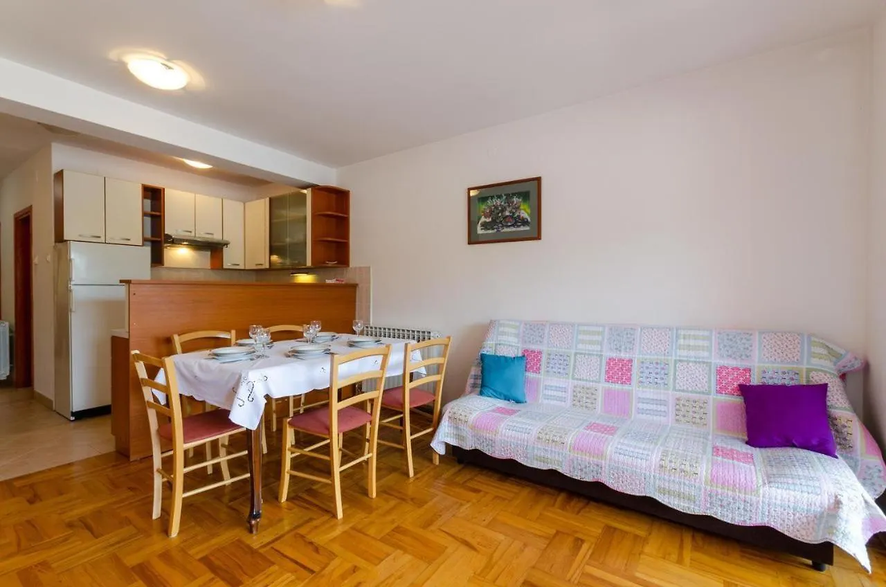 Laura Apartment Crikvenica 0*,